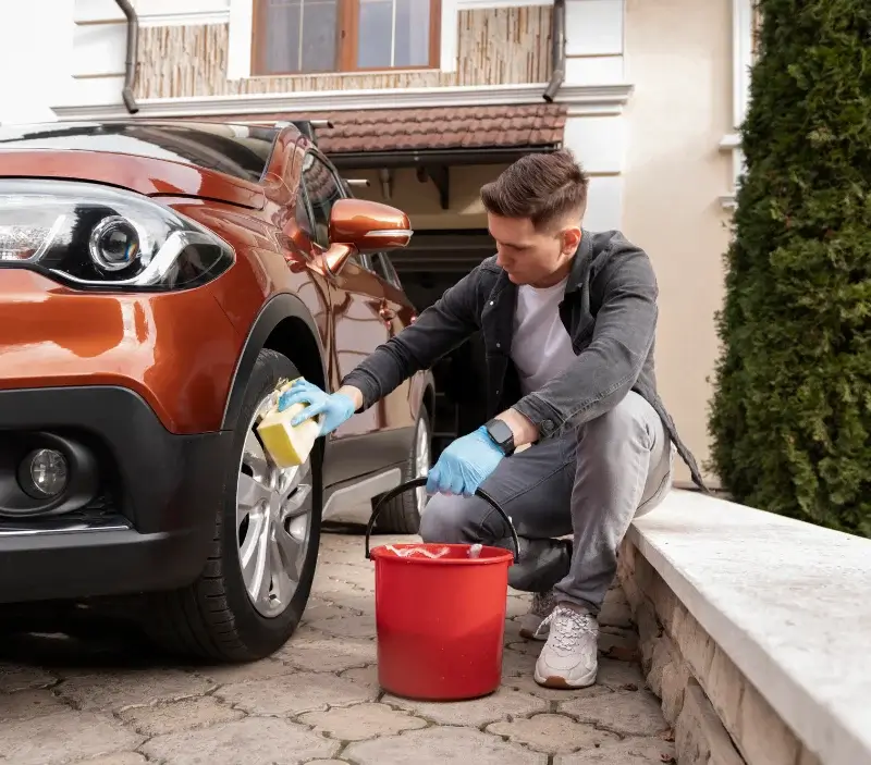 Lavage auto à domicile Saint-Pierre-en-Faucigny : professionnel intervenant sur un véhicule